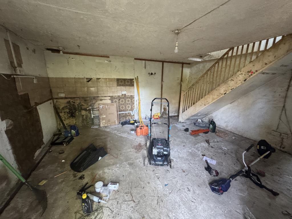 Lot: 97 - DETACHED COTTAGE FOR EXTENSIVE IMPROVEMENT - Living room